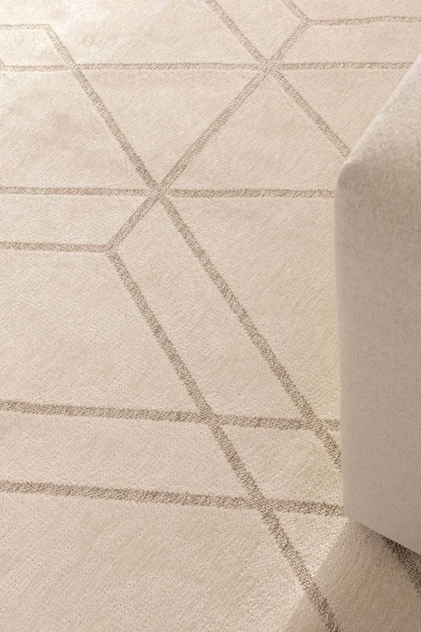 Zbliżenie na jasny, geometryczny dywan w beżowym odcieniu